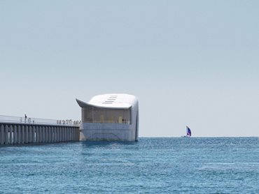 The observatory resembles a huge whale surfacing from the sea 