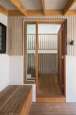 On the exterior, a high north-facing clerestory style window appears continuous but actually filters light coming in to four different spaces. Hot air is furthermore vented out from windows in all levels of the addition