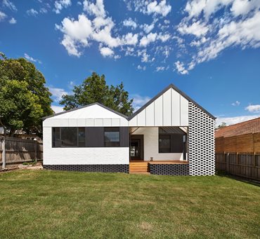 With Hip & Gable, Architecture Architecture pays homage to elements of the Californian Bungalow (such as it’s darkened plinth, bricked chimney stacks and outlined fascia’s), while reinterpreting it in a contemporary manner