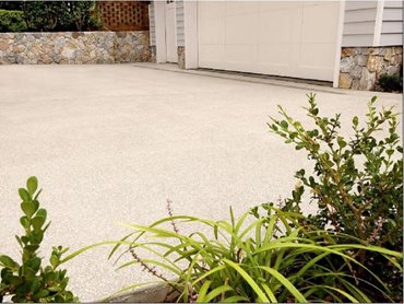 Geostone’s ‘Aspen’ mix welcomes you to the home with a distinct yet subtle driveway. 