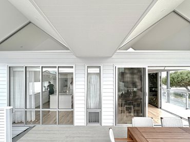 Innova’s Intergroove ceilings ensure a smooth transition between indoor and outdoor areas