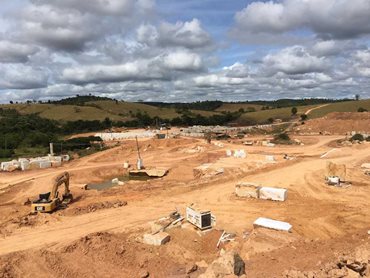 Quarrying in process at the Super White quarry (Photo Credit: Chris, Victoria Stone Gallery)