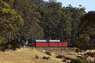 The Premaydena house sits on a low podium on a largely wooded site on the Tasman Peninsula. Photography by Peter Whyte