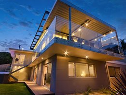 Louvred pergola roof for shade and shelter