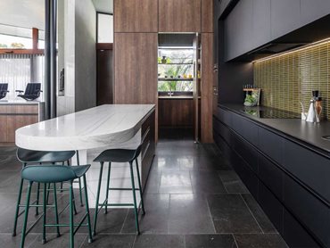 Kitchen island cladding and curved benchtop in Cosentino’s Sensa - White Macaubas 