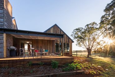 Situated in a location that would maximise the views and northern solar access, Maxa’s design for the home has combined passive solar design principles with a simple gable form and straightforward rectilinear plan