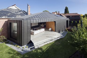 The addition is clad top-to-toe in an Anthra standing seam zinc from VM Zinc. Photography by Shannon Mcgrath