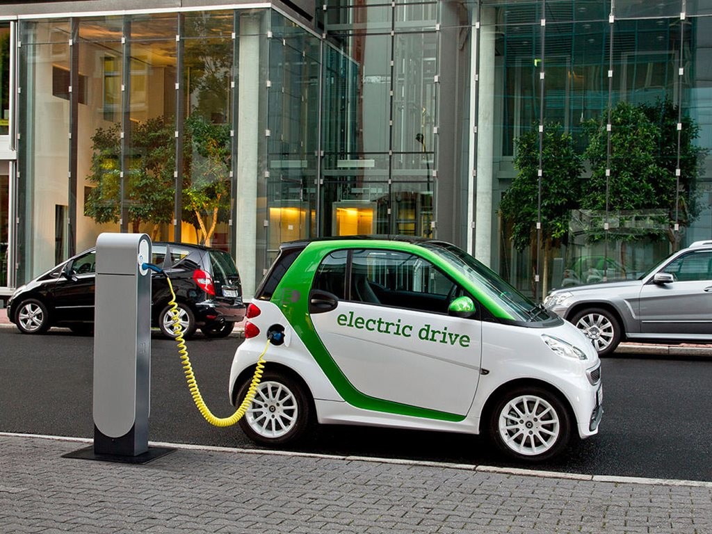 According to media reports, the UK is set to plough billions of dollars into new power plants, grid networks and electric vehicle (EV) charging points if it wants to avoid power shortages when the ban on new diesel and petrol cars begins to take affect and electric cars start taking over British roads. Image: The Risk Monger
