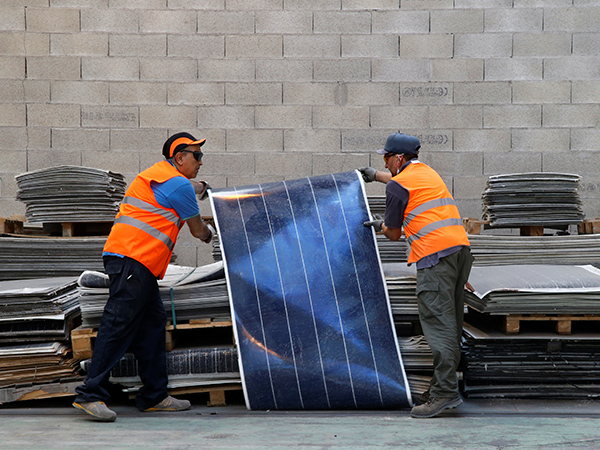 government-grants-to-increase-solar-panel-and-battery-recycling