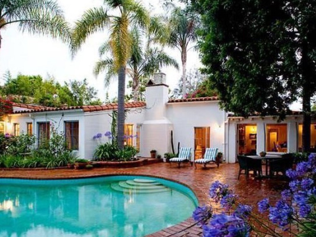 First built in 1929, Monroe&#39;s Brentwood home is a white stucco, red-tiled Spanish hacienda spread across 2,624 square feet. Image: realtor.com
