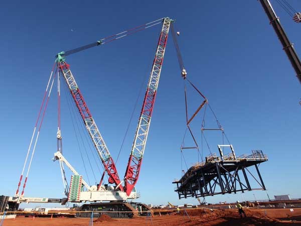 The flexibility of the modular spreader beam was a big advantage for the crane operator and installation crew for this type of lift