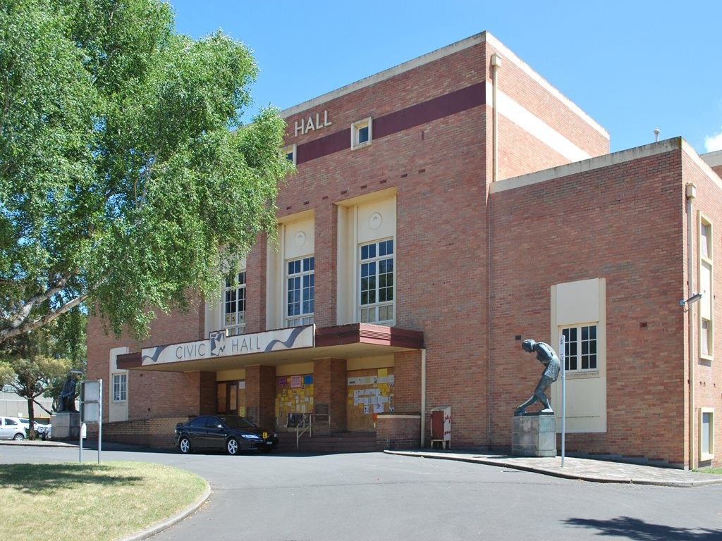 The proposed John Wardle-designed GovHub building in Ballarat will share a block with the existing Civic Hall, which was designed by Cowper, Murphy and Appleford in 1956. Image: Wikimedia Commons
