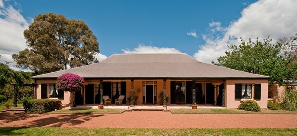 Elizabeth Farm Outside in Rosehill