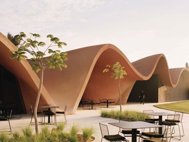 Oppenheim’s distinctive design for the clubhouse responds to the undulating dunes of the desertscape 