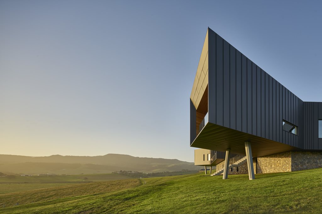 architecture cantilevered house