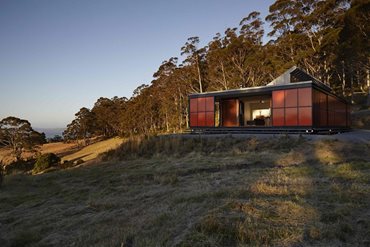 The architects have subdued the presence of the robust shelter by adopting some of the themes and geometries of the delicate Japanese chashitsu. Photography by Peter Whyte