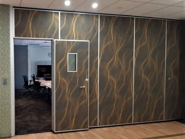 Two expander panels along with an ‘L’ inset door provide access into the boardroom when the operable wall is in place.