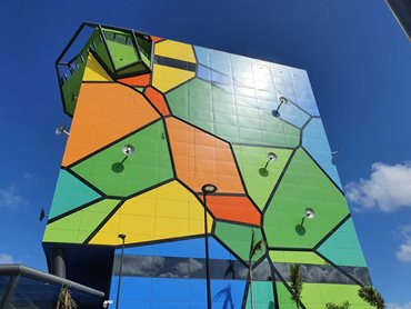 The 3D Voronoi cellular structure designed by ARM Architecture has been recreated in Aodeli's aluminium panels in vibrant colour