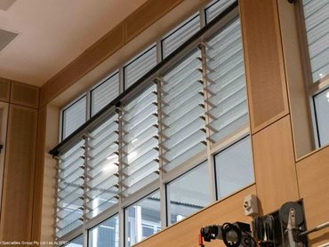 Breezway power louvres were installed onto Alspec window framing to promote natural cross-ventilation 