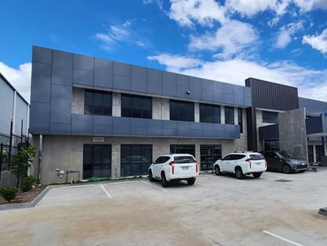 Mitsubishi ALPOLIC NC cladding was chosen in Sparkling Dark Gray to complement the raw concrete  