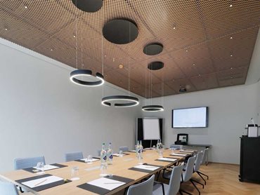 The 40mm PUNTEO-N spots fit perfectly into the perforation in the lower ceiling and illuminate all of these spaces to optimum effect
