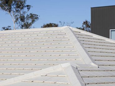 These light-coloured roof tiles from Monier Roofing complement the display home’s mid-century aesthetic