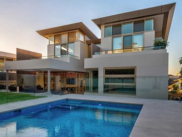Hebel was chosen for the perimeter of the middle level and the upper level, giving the Cronulla home a sleek, modern look