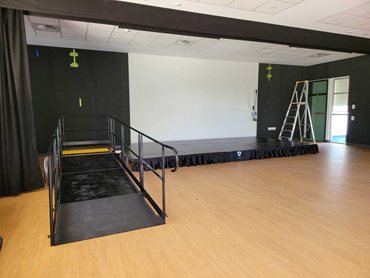 The QUATTRO stage with a portable access ramp 