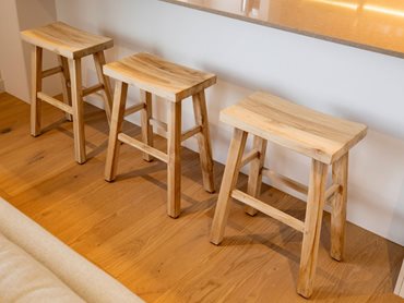 Timber boards with apparent knots and veins will give a more natural feel to your space