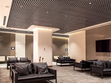 The acoustically optimised LOOP ceiling with PUNTEO-J60 LED spots provides an elegant, seamless look
