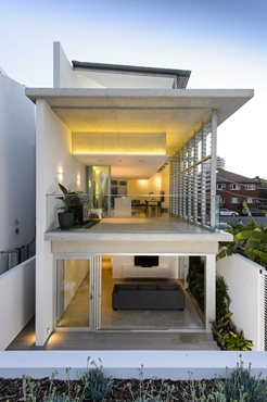 The structural side of the Cronulla House by Reg Lark Architect (right) involved the use of the Ritek XL wall system. A key benefit on the system is its reduced wall thickness compared to conventional masonry. Photography by DLPhotography