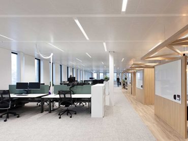 The offices and corridors were fitted with rectangular metal panel ceilings, which ensure pleasant room temperatures via integrated cooling meanders