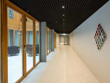 QUADRA single blade open-cell ceiling in the corridors blends into the concept with playful ease