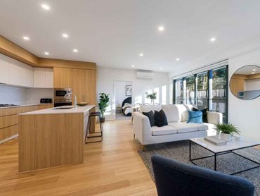 Havwoods EP110 Australian Blackbutt flooring complements the light and bright ambience of the living and kitchen areas.