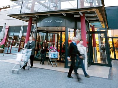 Assa Abloy UniTurn Entrance Retail Store With Revolving Door