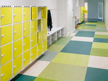 Marmoleum was selected for its wide choice of tonal graduations, in particular the yellow-blue and yellow-green colour scales