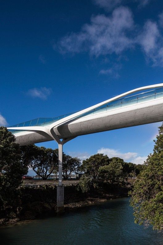 Point-Resolution-Bridge-Auckland-New-Zealand.jpg