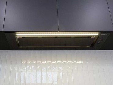 The glass undermount rangehood offers an easy to clean surface with the power of Perimeter Aspiration
