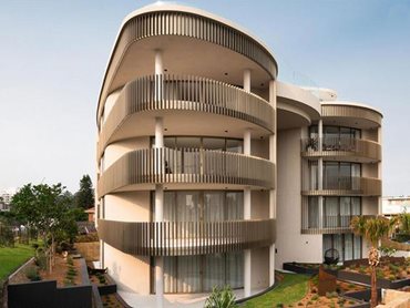 Alspec’s ProGlide High Performance sliding doors were cleverly adapted to the curved form of the balconies