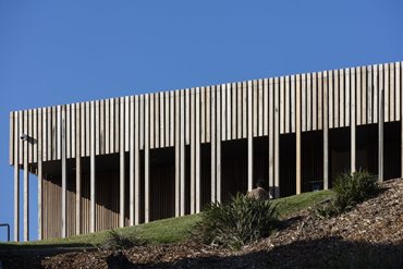 Crawford also expects the skin to weather naturally under the harsh salt and sun exposure of the headland and to settle into the muted silver tones of the nearby banksia scrub and sandstone escarpment. Photography by Brett Boardman