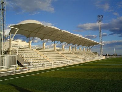 Tensile shade structure on sporting ground 