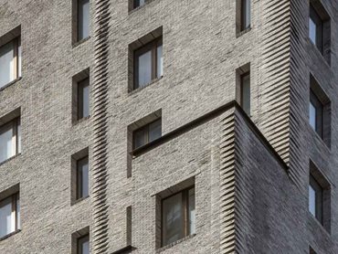 180 East 88th Street, NY: Vertical bands on almost the entire height of the facade are accentuated with patterned brickwork using Petersen bricks