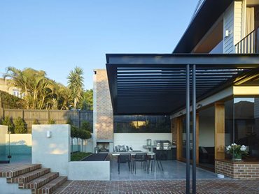 By integrating brick into the exterior, the architect was able to successfully connect the house, swimming pool and fireplace pillar together