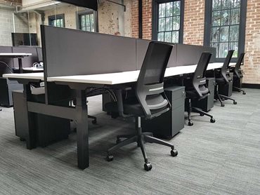 Vectra electric workstations with Connect 30 screens, Dart task chairs and Ultimet mobile pedestals