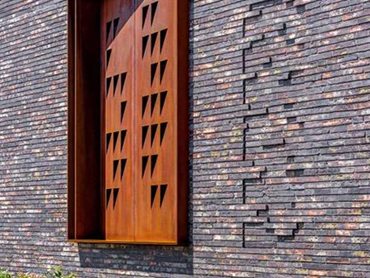 Petersen Kolumba bricks were laid in a textured bond, using a black oxide in the mortar to achieve a darker finish