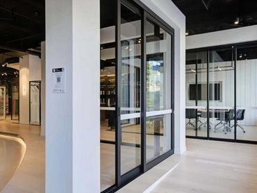 With a focus on large sliding and folding door systems, AluSpace Edgecliff has been designed with the specification industry in mind