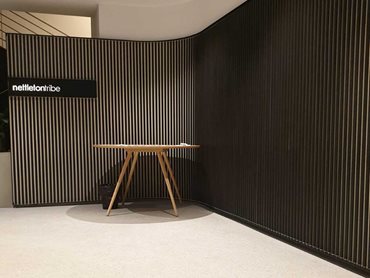 The deep dark of Burakku Erumu finish on the battens provides a striking contrast to the floor