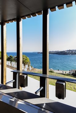 The rhythm of the timber posts of the veranda frame stunning views towards Tamarama surf break and the Waverley Cemetery. Photography by Brett Boardman