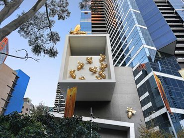 Fender Katsalidis commissioned the bee sculpture in a large-scale version as a colony of bees for Eureka Tower