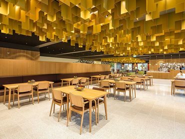 The gold-coloured powdercoated leaf-like panels create a sense of refinement and dynamism in this interior space
